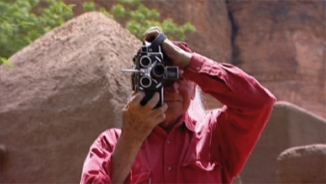 le petit blanc a la camera rouge.jpeg
